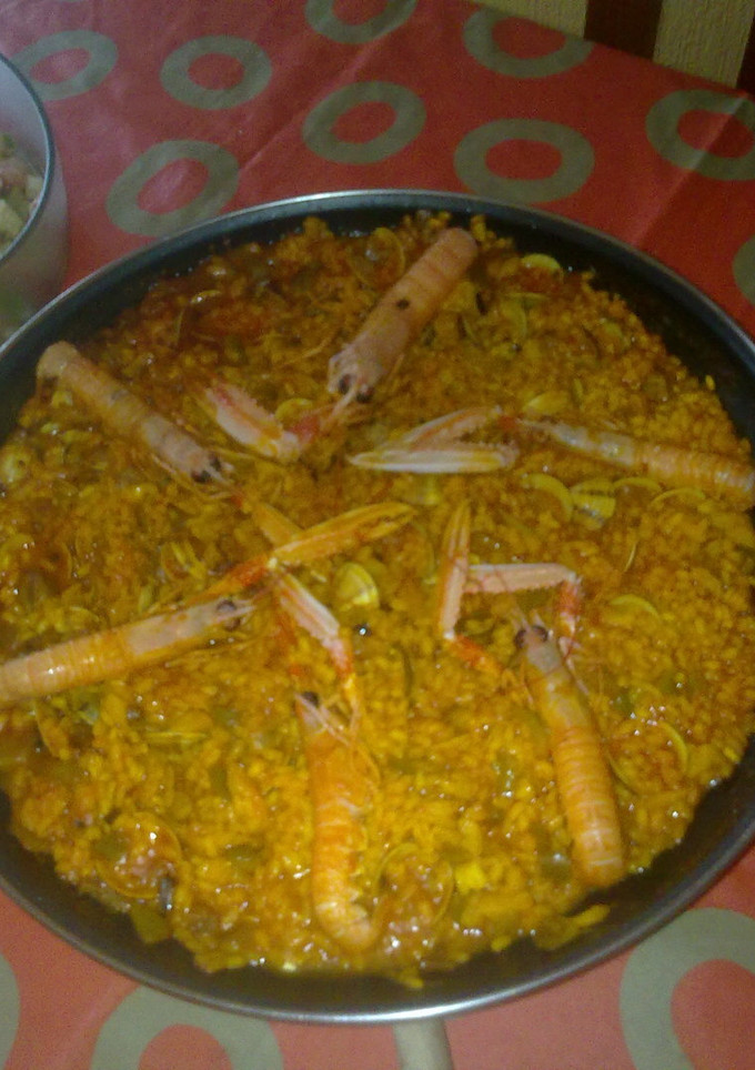Una foto de Arroz con chirlas y cigalas