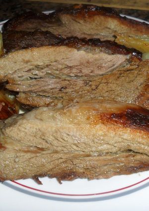 Una foto de Vacío y chorizos al horno con salsa criolla