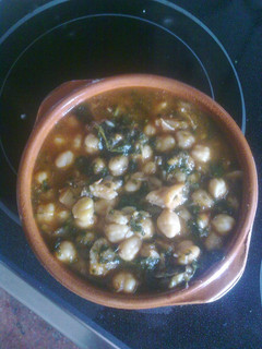Una foto de Garbanzos con bacalao y espinacas