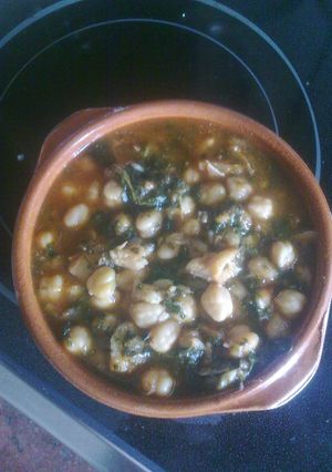 Una foto de Garbanzos con bacalao y espinacas