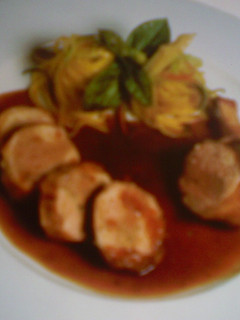 Una foto de Pechuga de pintada rellena de Foie-gras con pasta fresca y salsa de limón