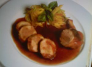 Una foto de Pechuga de pintada rellena de Foie-gras con pasta fresca y salsa de limón