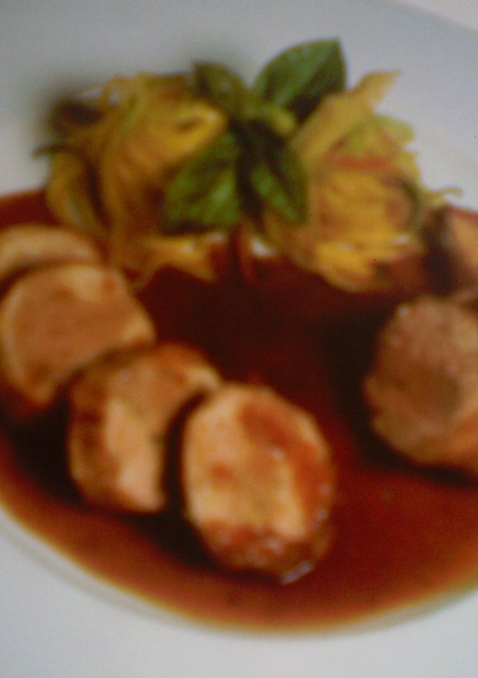 Una foto de Pechuga de pintada rellena de Foie-gras con pasta fresca y salsa de limón