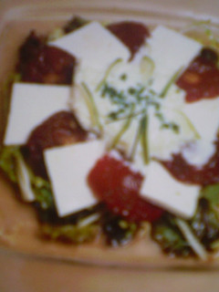 Una foto de Ensalada de tomates secos y queso