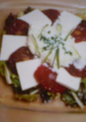 Una foto de Ensalada de tomates secos y queso