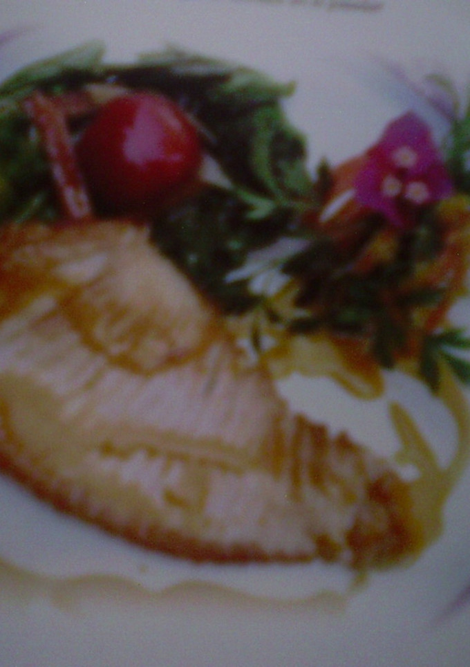 Una foto de Ala de raya frita con verduras con salsa de azafrán