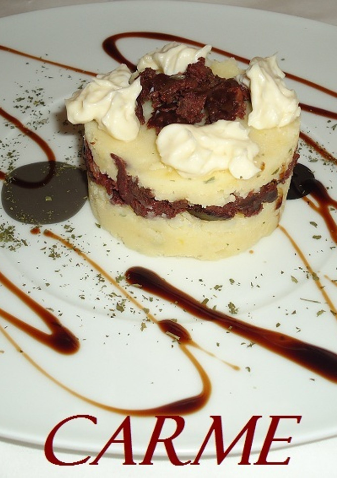 Una foto de Timbal de patatas y butifarra negra