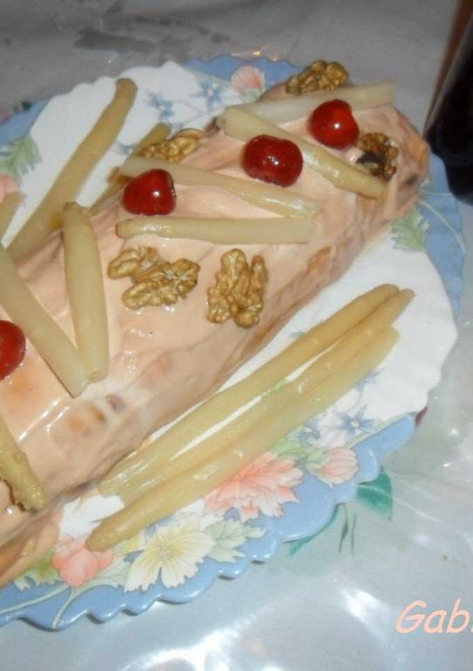 Una foto de Arrollado de pionono relleno de jamón, nueces y espárragos blancos