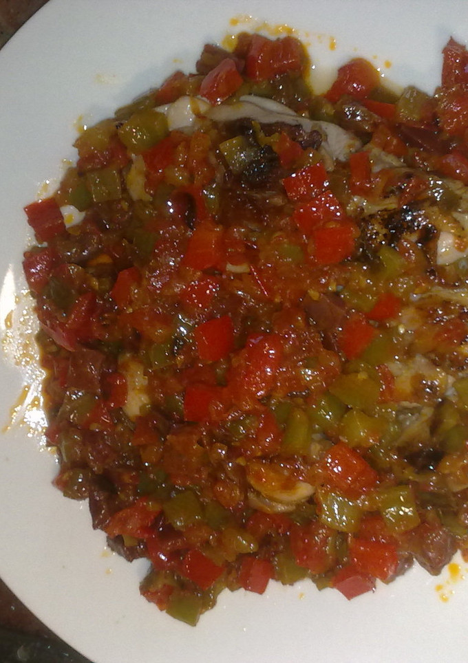 Una foto de Muslo de pollo deshuesado con pisto de pimientos y jamón iberico