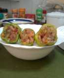Pimientos rellenos de verduras y granja en salsa al pimentón