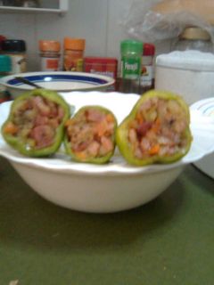 Una foto de Pimientos rellenos de verduras y granja en salsa al pimentón