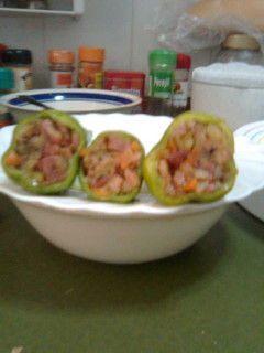 Una foto de Pimientos rellenos de verduras y granja en salsa al pimentón