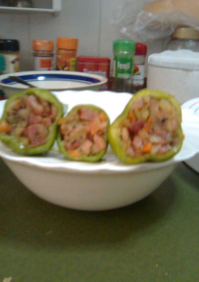 Una foto de Pimientos rellenos de verduras y granja en salsa al pimentón