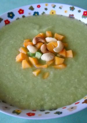 Una foto de Crema fría de pepinos y lechuga