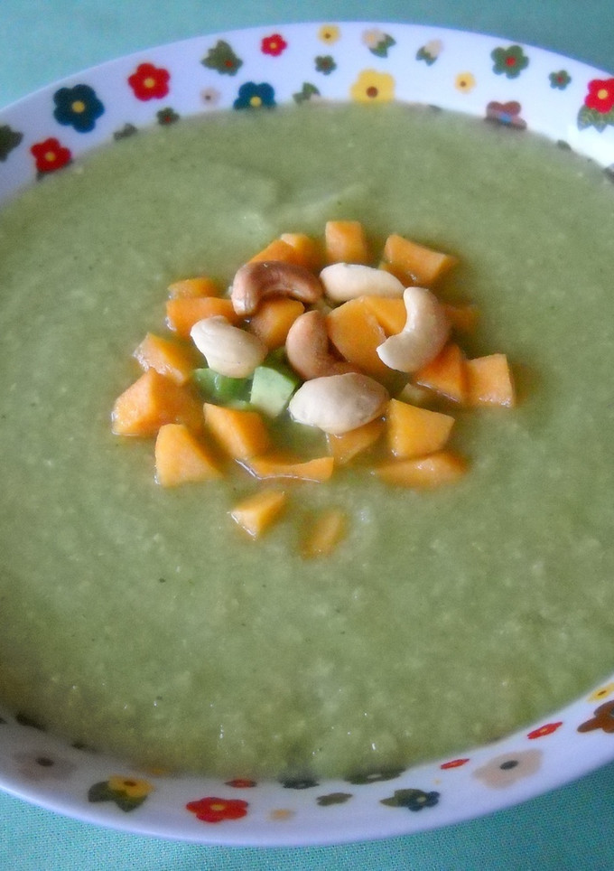 Una foto de Crema fría de pepinos y lechuga