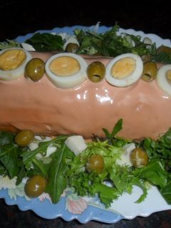 Una foto de Arrollado de pionono relleno de pavo, olivas y palmitos