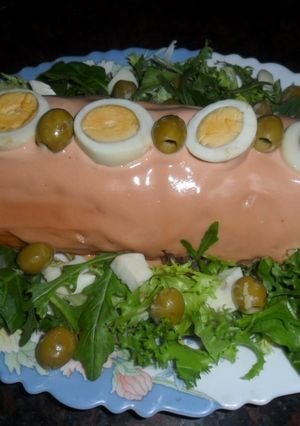 Una foto de Arrollado de pionono relleno de pavo, olivas y palmitos