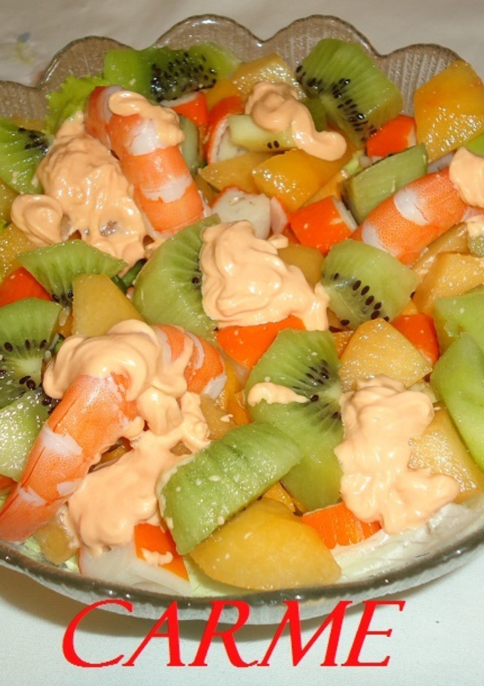 Una foto de Ensalada de aguacate y frutas