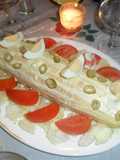 Arrollado de pionono relleno de quesos, palta y huevos con mayonesa al limón