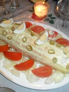 Foto principal de Arrollado de pionono relleno de quesos, palta y huevos con mayonesa al limón