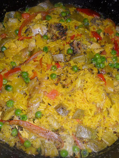 Una foto de Arroz al azafrán con verduras, pollo y conejo