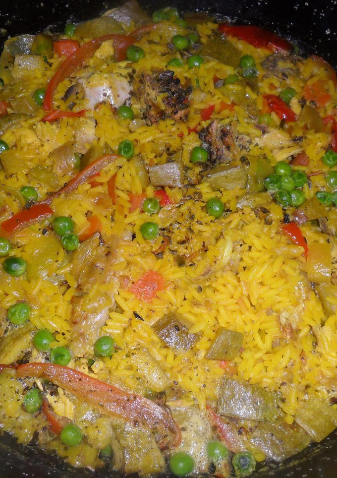 Una foto de Arroz al azafrán con verduras, pollo y conejo