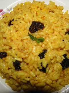 Una foto de Arroz al curry con pasas