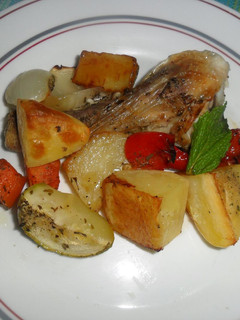 Una foto de Pollo asado con guarnición de verduras al vinagre de jerez