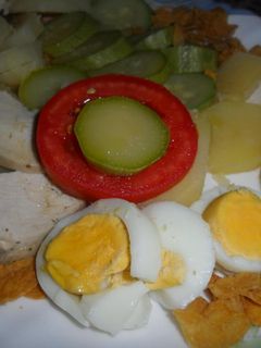 Una foto de Verduras con pollo y cereales en salsa de yogurt