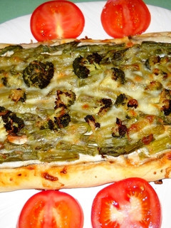 Una foto de Pizza con boquerones y espárragos