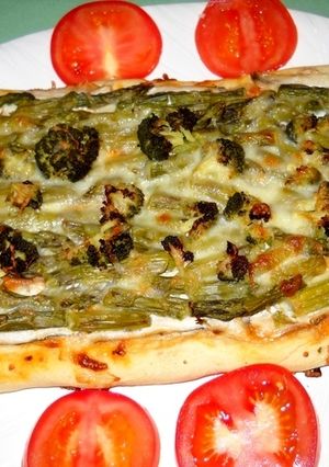 Una foto de Pizza con boquerones y espárragos