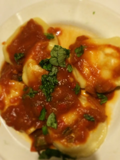 Una foto de Sorrentinos rellenos de mozzarella y ricota