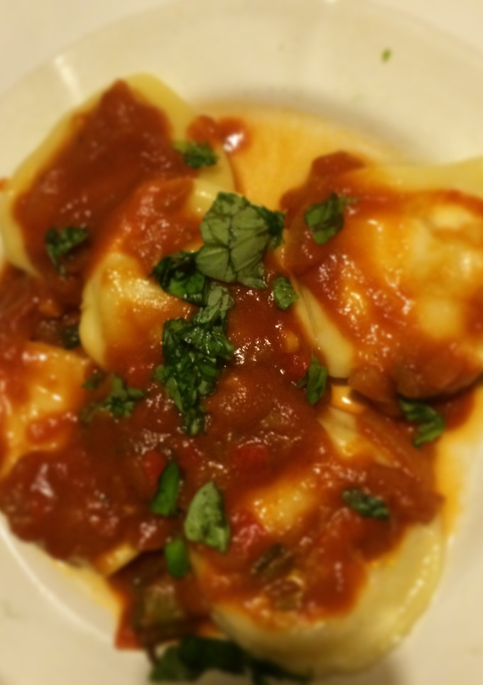 Una foto de Sorrentinos rellenos de mozzarella y ricota