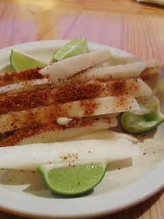 Una foto de Ensalada frutal con queso
