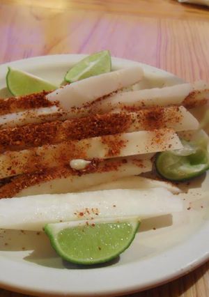 Una foto de Ensalada frutal con queso