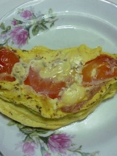 Una foto de Omelette de jamón, queso y tomate (microondas)