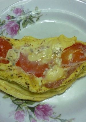 Una foto de Omelette de jamón, queso y tomate (microondas)