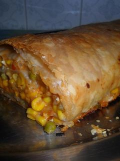 Una foto de Arrollado de hojaldre relleno de choclo entero