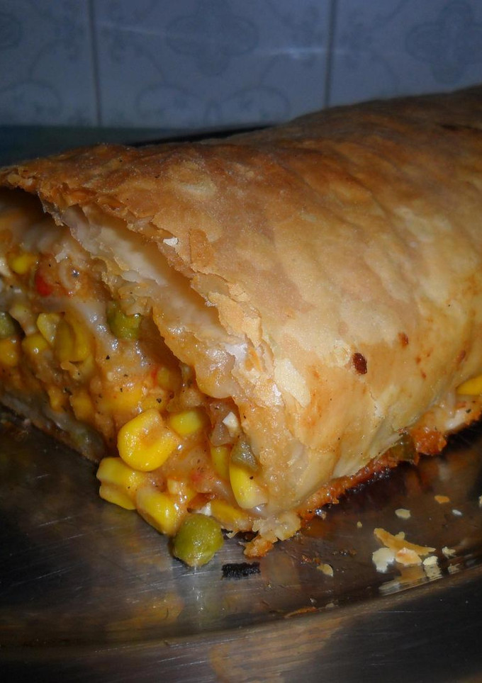 Una foto de Arrollado de hojaldre relleno de choclo entero