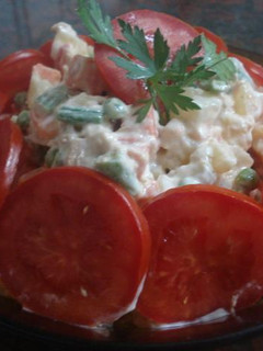 Una foto de Ensaladilla con cangrejo, apio y manzana ácida