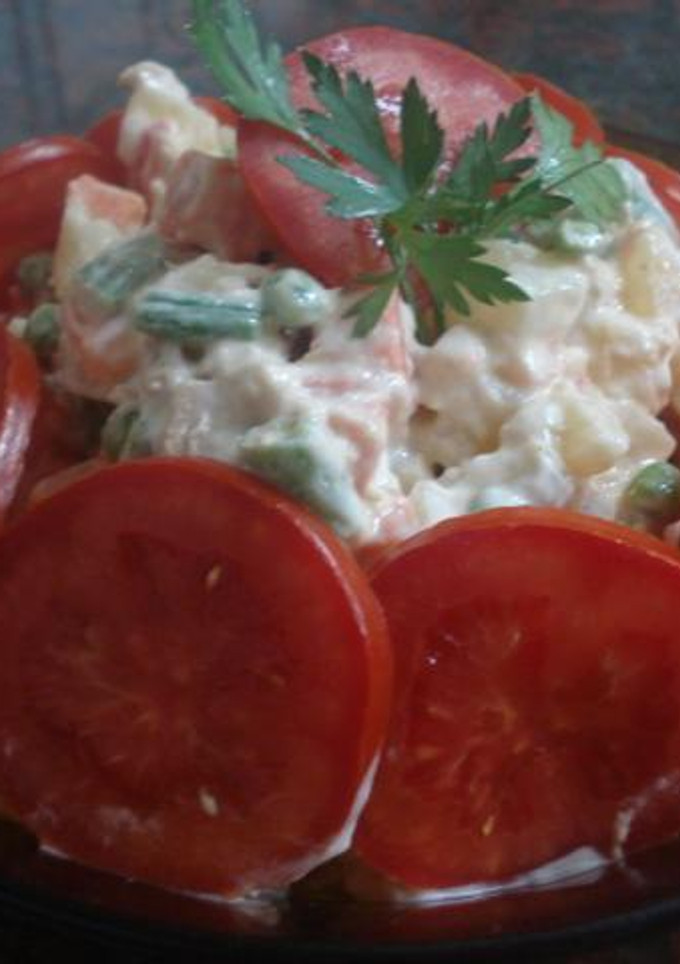 Una foto de Ensaladilla con cangrejo, apio y manzana ácida