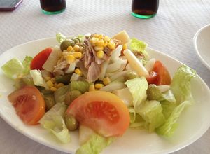 Una foto de Ensalada de lechuga, tomate y cebolla