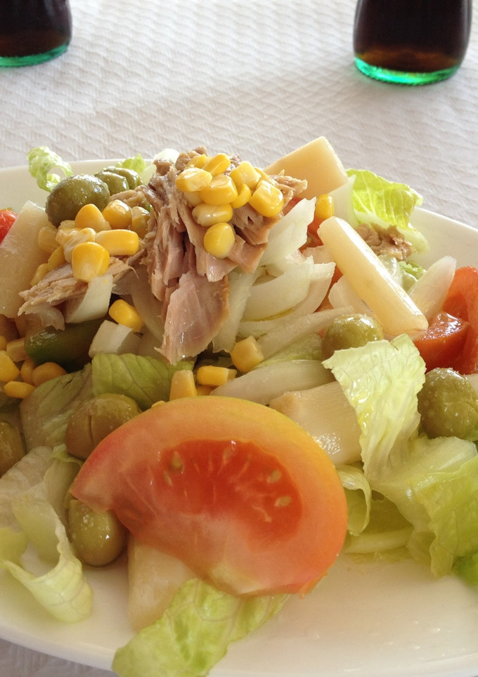 Una foto de Ensalada de lechuga, tomate y cebolla