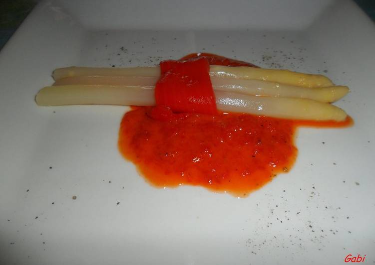 Espárragos blancos sobre salsa de morrones