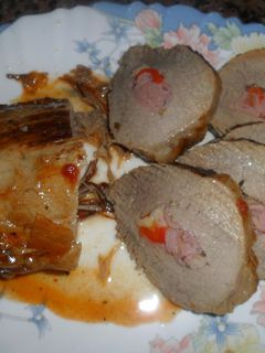 Una foto de Redondo de ternera en salsa relleno de jamón, espárragos blancos y morrones