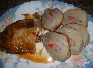 Foto principal de Redondo de ternera en salsa relleno de jamón, espárragos blancos y morrones
