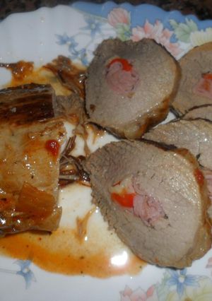 Una foto de Redondo de ternera en salsa relleno de jamón, espárragos blancos y morrones