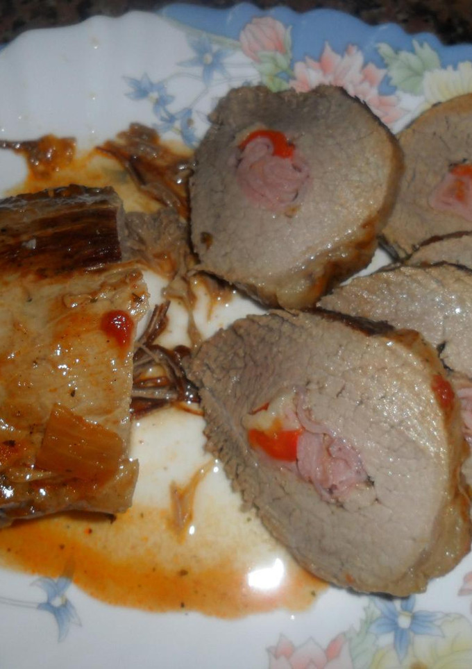 Una foto de Redondo de ternera en salsa relleno de jamón, espárragos blancos y morrones