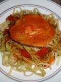 Tallarines con peceto relleno en salsa de pimientos y guindilla