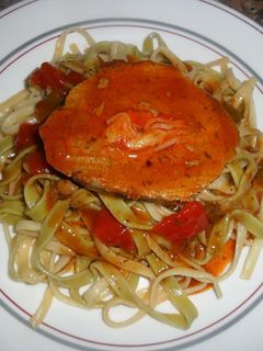 Una foto de Tallarines con peceto relleno en salsa de pimientos y guindilla